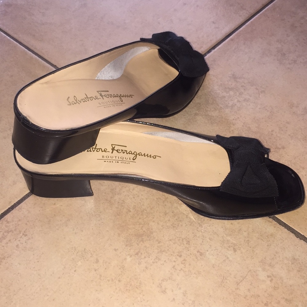 Salvatore Ferragamo open toe slip on shoes 🖤